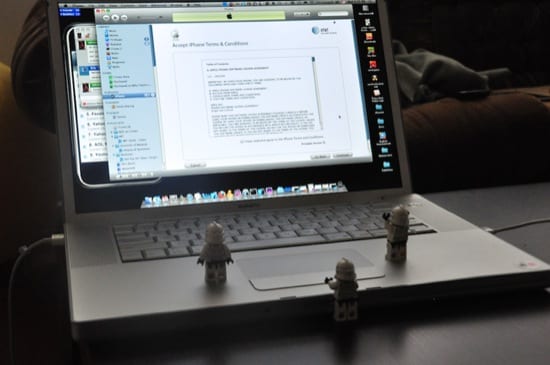 Stormtrooperi rozbaľujú iPhone 4