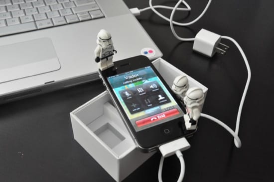 Stormtrooperi rozbaľujú iPhone 4