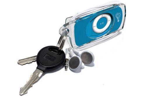 Gadget pre iPod shuffle – otvárač a kľúčenka s príchytkami na slúchadlá v jednom.