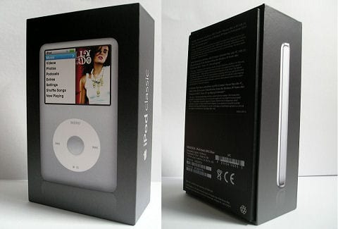 Čierna krabička s iPodom classic.