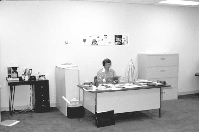 Mike Markkula v kancelárii Apple (1977) Mike Markkula v kancelárii Apple (1977)