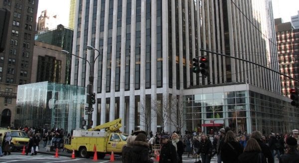 Ikonický Apple Store na 5. Avenue se přesouvá 5. Avenue a FAO Schwarz 600x327 - Ikonický Apple Store na 5. Avenue se přesouvá