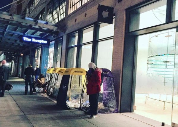 Před Apple Story kolem celého světa už se začínají tvořit fronty na iPhone X Apple Store 14th st. 600x429 - Před Apple Story kolem celého světa už se začínají tvořit fronty na iPhone X