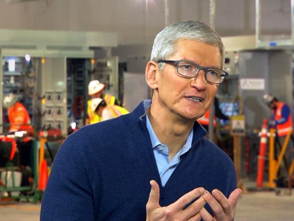 Tim Cook: Spomaľovanie iPhonu kvôli batérií sa bude dať v novej verzii iOS vypnúť tim cook intrv2 abc ps - Tim Cook: Spomaľovanie iPhonu kvôli batérií sa bude dať v novej verzii iOS vypnúť