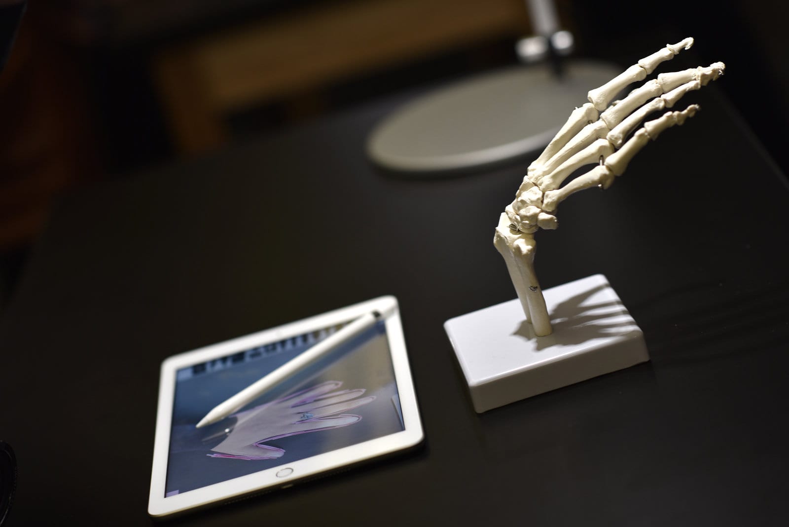 Týždeň v skratke: nový iPad, školstvo, veľký update pre iOS a redizajn Apple Watch... ipad pencil school bloomberg getty - Týždeň v skratke: nový iPad, školstvo, veľký update pre iOS a redizajn Apple Watch...