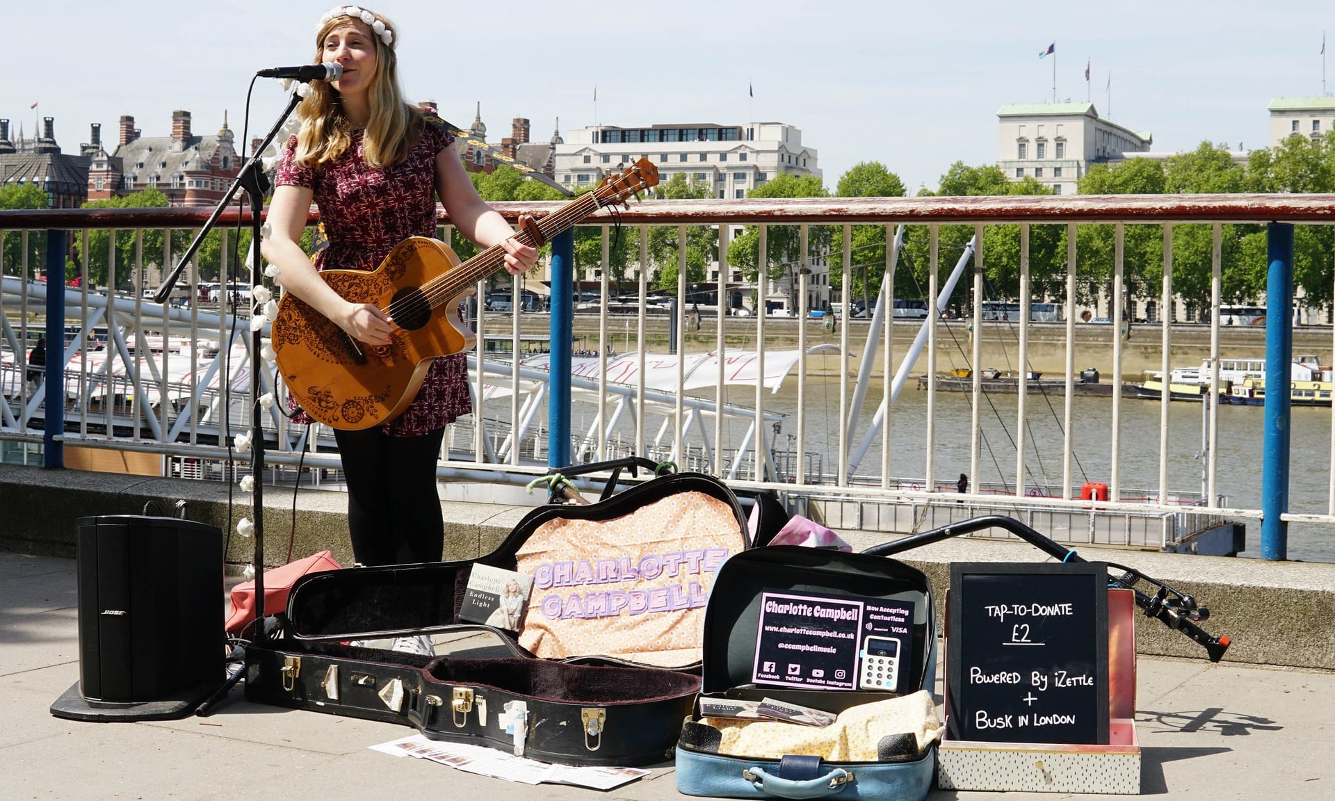 V Londýne zaplatíte pouličným hudobníkom už aj pomocou Apple Pay charlotte campbell busk in london - V Londýne zaplatíte pouličným hudobníkom už aj pomocou Apple Pay