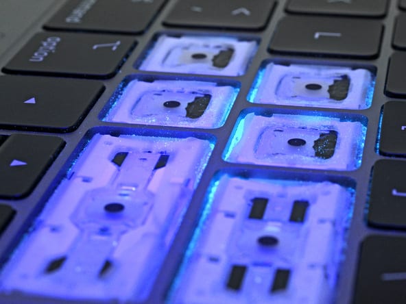 MacBook Pro má teraz tichšiu klávesnicu, rieši však problémy so zasekávaním? macbook pro ifixit keyboard dust - MacBook Pro má teraz tichšiu klávesnicu, rieši však problémy so zasekávaním?