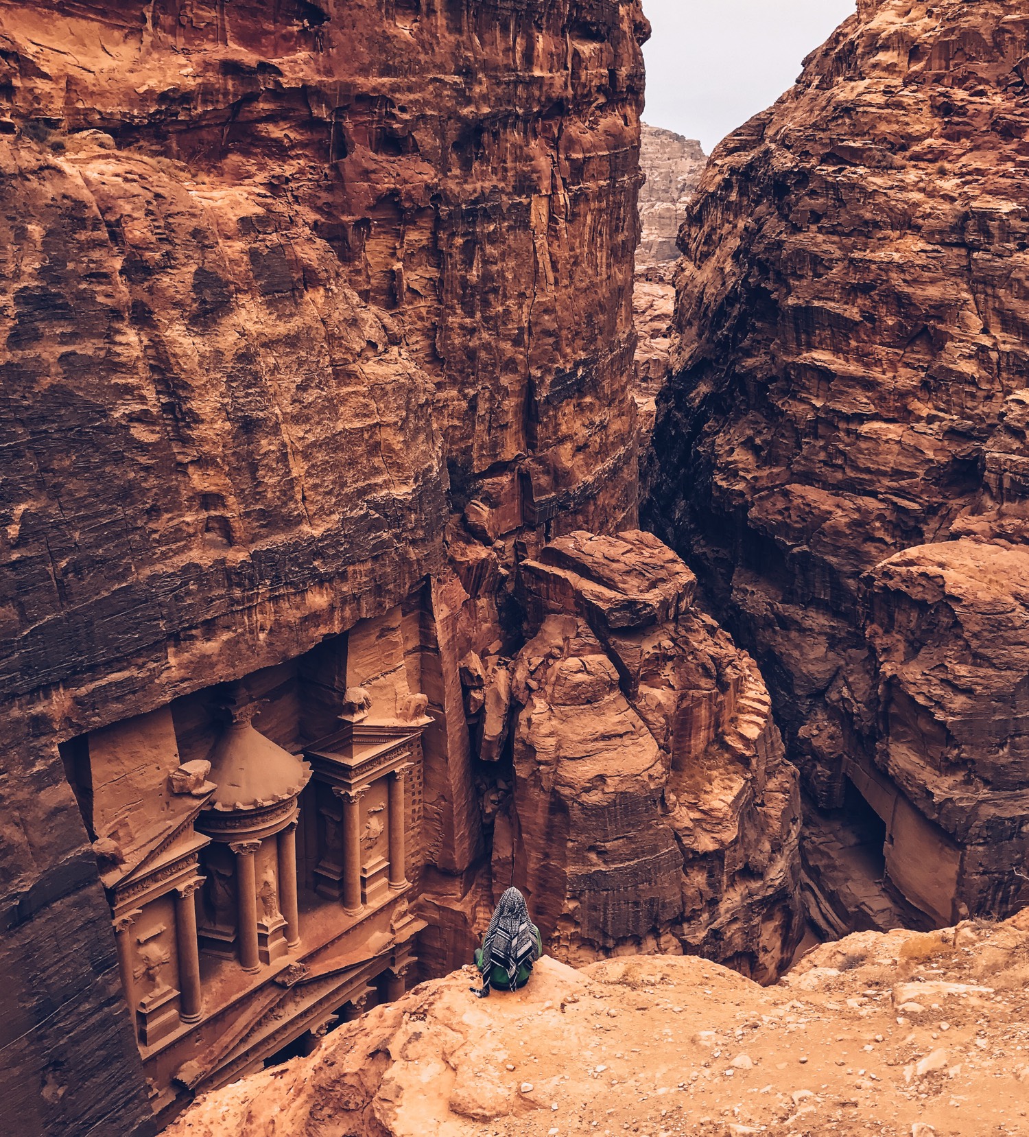 Apple spúšťa súťaž o najlepšie iPhone fotografie Shot on iPhone Challenge Announcement Woman in front of Petra - Apple spúšťa súťaž o najlepšie iPhone fotografie